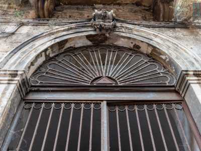 L�immobile custodisce per� un sorprendente elemento in ferro battuto che sovrasta l�ingresso...